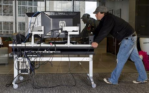 Một chiếc bàn làm việc di động ở Valve - Nguồn: WSJ.<br>