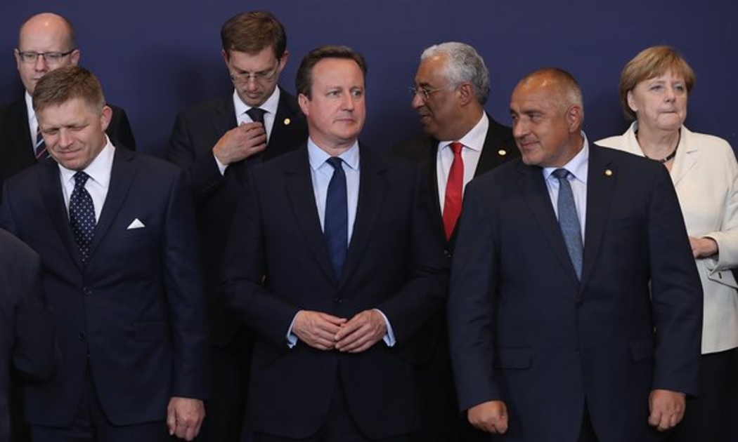 Thủ tướng Anh David Cameron với khuôn mặt đầy tâm trạng giữa các nhà lãnh đạo châu Âu tại hội nghị thượng đỉnh EU ở Brussels ngày 28/6 - Ảnh: Getty/Guardian.
