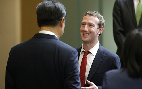 CEO Facebook, Mark Zuckerberg, trò chuyện với Chủ tịch Trung Quốc Tập Cận Bình trong cuộc gặp ở trụ sở tập đoàn Microsoft nhân chuyến thăm Mỹ của ông Tập năm 2015 - Ảnh: Getty.<br>
