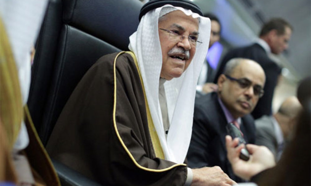 Bộ trưởng Bộ Dầu lửa Saudi Arabia Ali Al-Naimi phát biểu trước báo giới trước khi điễn ra cuộc họp Tổ chức Các nước xuất khẩu dầu lửa (OPEC) tại Vienna, Áo ngày 4/12 - Ảnh: Bloomberg.<br>