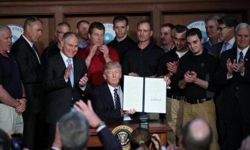 Trump ký sắc lệnh xóa chính sách chống biến đổi khí hậu 