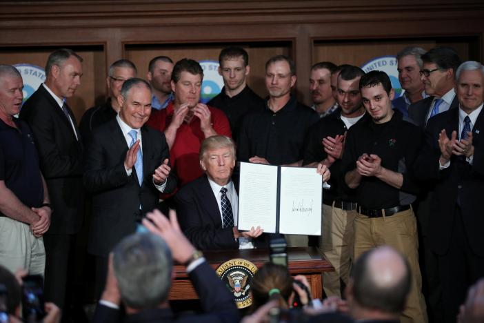 Tại trụ sở Cơ quan Bảo vệ môi trường Mỹ (EPA) ngày 28/3, Tổng thống Donald Trump đã đặt bút ký vào 
sắc lệnh mang tên “Sự độc lập năng lượng”, xung quanh ông là lãnh đạo 
các công ty hàng đầu ngành than Mỹ - Ảnh: Reuters.<br>