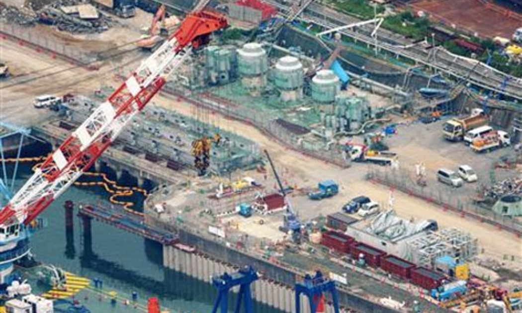 Quang cảnh nhà máy điện hạt nhân Fukushima, nơi các công nhân đang tích cực làm việc để ngăn nước nhiễm phóng xạ rò rỉ ra biển - Ảnh: Reuters/Kyodo.
