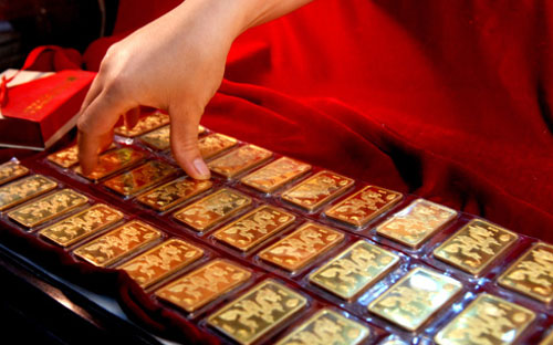Mức giá bán ra hiện tại của vàng SJC đang cao hơn so với giá vàng thế giới quy đổi khoảng 4 triệu đồng/lượng.