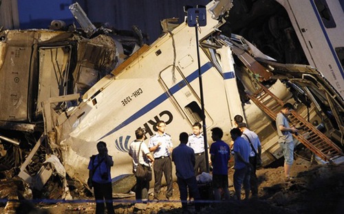 <span id="div" class="fl w100 mt10 span-detailimages relative">Hiện trường vụ tai nạn đường sắt thảm khốc ở Trung Quốc hôm 23/7/2011 <i>- Ảnh: Reuters</i>.</span>