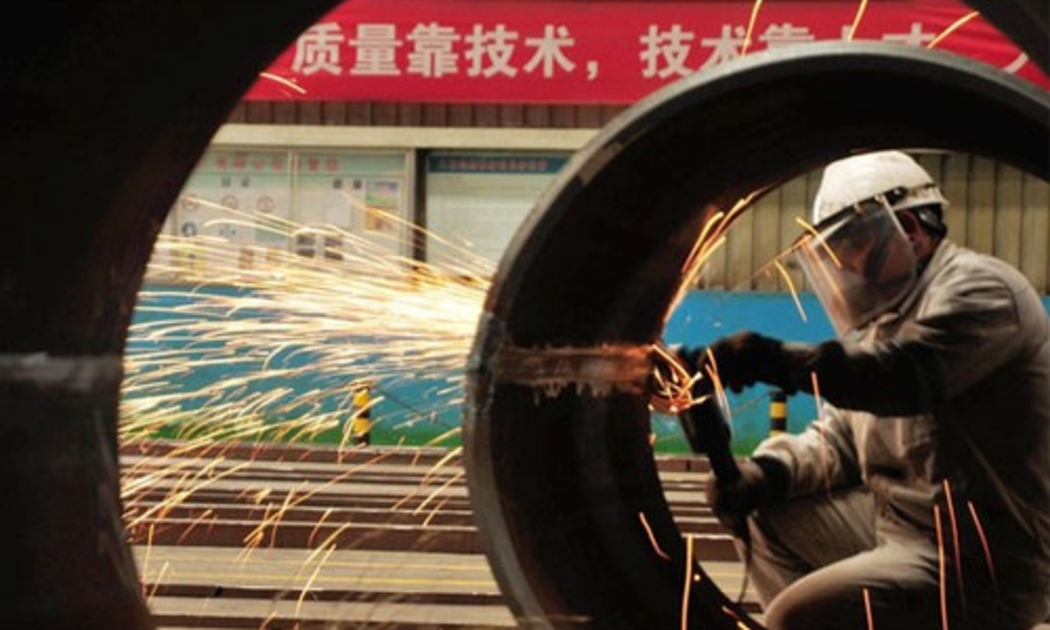 Cũng có những ý kiến cho rằng sự suy giảm hoạt động của ngành sản xuất ở Trung Quốc là theo xu hướng toàn cầu - Ảnh: Financial Times/EPA.<br>
