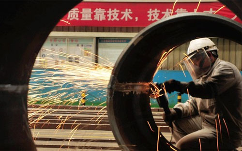 Cũng có những ý kiến cho rằng sự suy giảm hoạt động của ngành sản xuất ở Trung Quốc là theo xu hướng toàn cầu - Ảnh: Financial Times/EPA.<br>