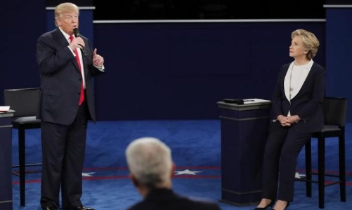 Trump dọa “bỏ tù” Clinton trong tranh luận lần hai