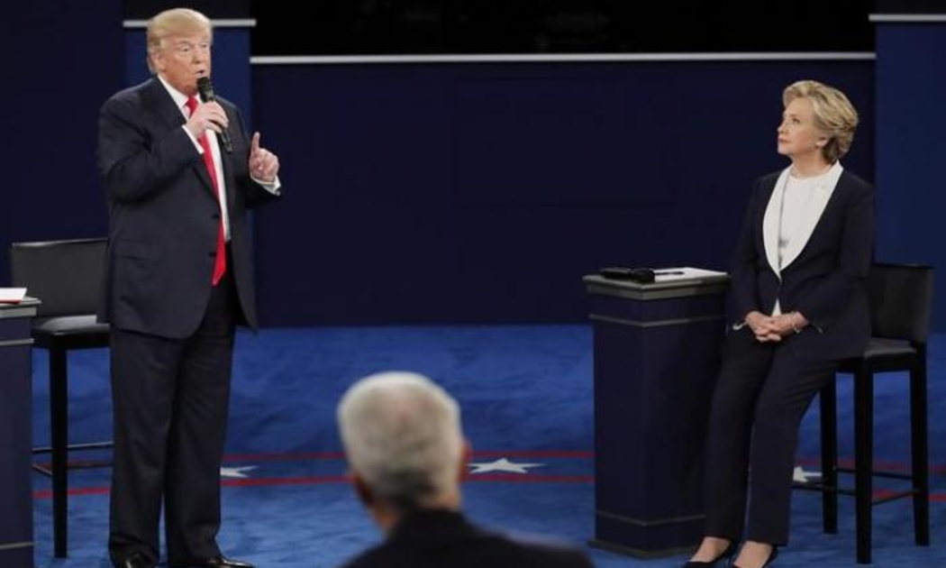 Hai ứng cử viên Tổng thống Mỹ Donald Trump (trái) và Hillary Clinton (phải) trong cuộc tranh luận ngày 9/10 - Ảnh: Reuters.