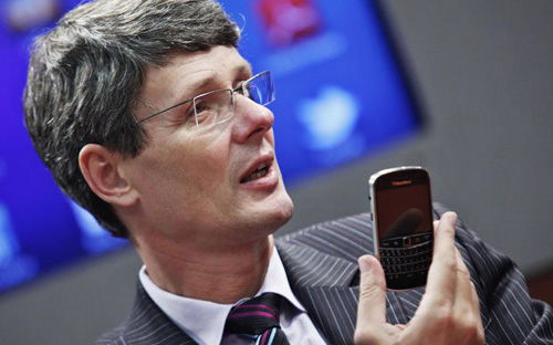 CEO của RIM Thorsten Heins đang cầm trên tay một mẫu điện thoại BlackBerry - Ảnh: Financial Post.<br>