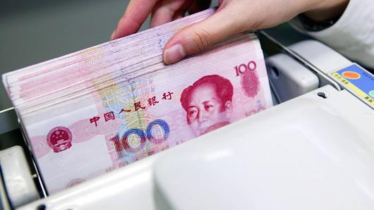 Các chiến lược gia tiền tệ được Reuters khảo sát dự báo đồng Nhân dân tệ
 sẽ mất giá thêm 2% trong 12 tháng tới, về mức thấp nhất kể từ cuộc 
khủng hoảng tài chính toàn cầu 2008-2009 - Ảnh: Getty/CNBC.<br>