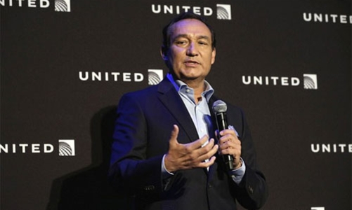 Làn sóng đòi sếp United Airlines từ chức sau vụ đuổi khách khỏi máy bay