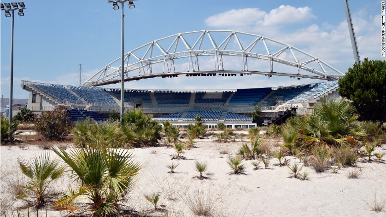 Một sân vận động Olympic bị bỏ hoang ở Athens, Hy Lạp - Ảnh: Getty/CNN.<br>