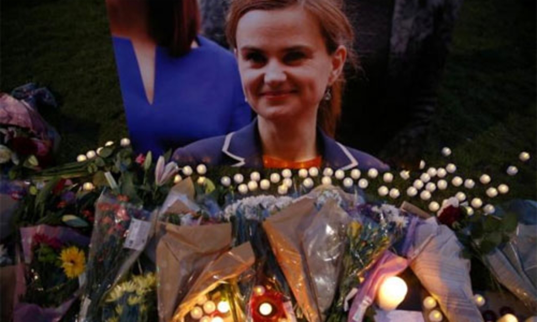 Hoa đặt trước di ảnh của nữ nghị sỹ Anh Jo Cox, người bị sát hại khi đang vận động Anh ở lại trong EU ngày 16/6 - Ảnh: Reuters.