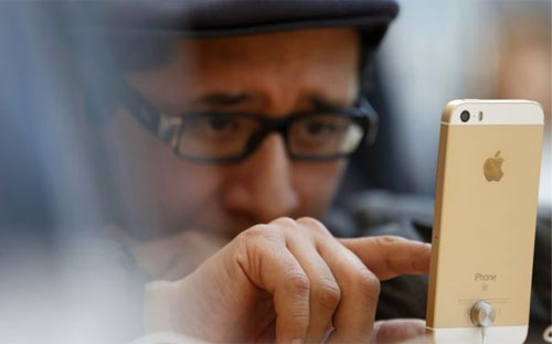 Sau nhiều năm iPhone liên tiếp đạt tốc độ tăng trưởng doanh số bùng nổ, 
nhiều nhà đầu tư lo ngại rằng chiếc điện thoại này đã đạt tới điểm bão 
hòa - Ảnh: BBC/Getty.<br>