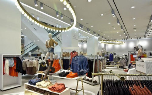 Cửa hiệu thời trang H&amp;M trong trung tâm thương mại ION Orchard ở Singapore - Ảnh: Channel News Asia/Today.<br>