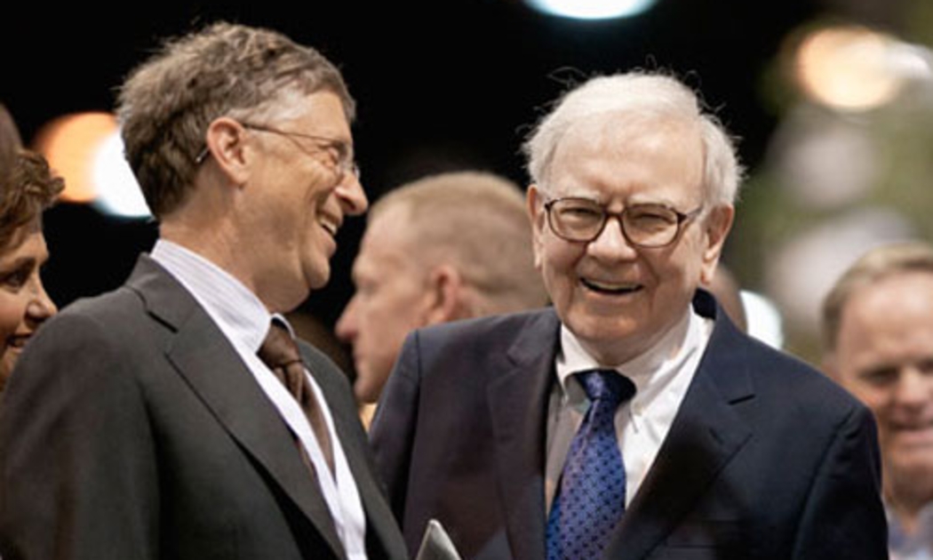 Hai tỷ phú giàu nhất nước Mỹ Bill Gates (trái) và Warren Buffettt - Ảnh: AP/Guardian.