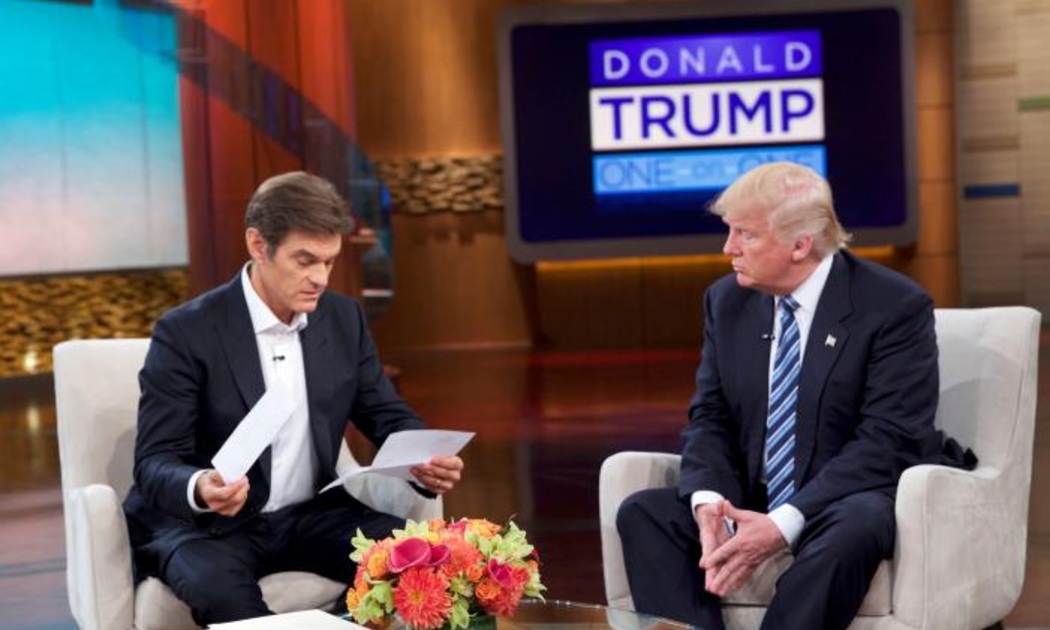 Ứng cử viên Tổng thống Mỹ Donald Trump (phải) trong chương trình truyền hình