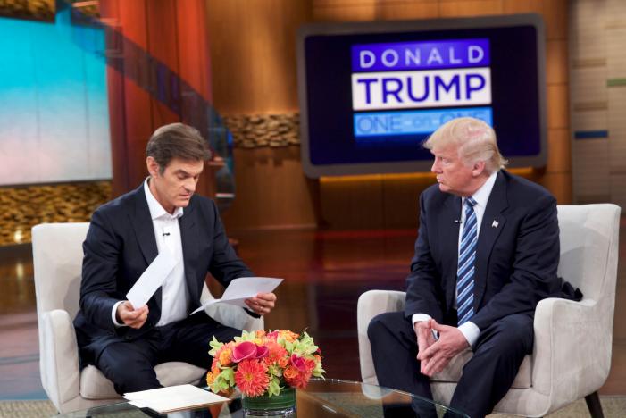 Ứng cử viên Tổng thống Mỹ Donald Trump (phải) trong chương trình truyền hình "Dr. Oz" - Ảnh: Reuters.<br>