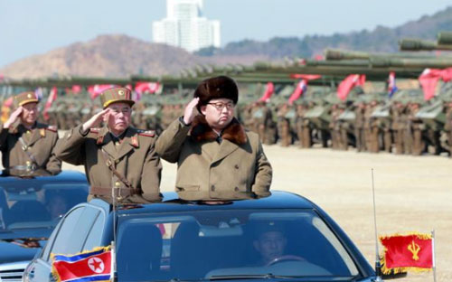 Nhà lãnh đạo Triều Tiên Kim Jong Un thị sát một cuộc tập trận của quân đội nước này - Ảnh: Reuters/KCNA.<br>