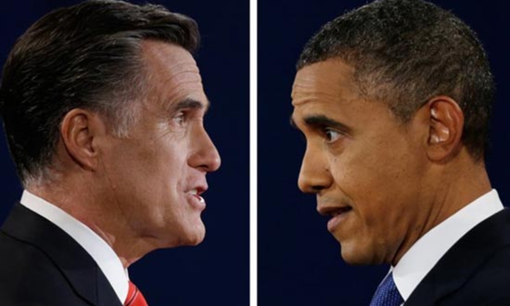 Thượng nghị sỹ Mitt Romney (trái) và Tổng thống Barack Obama trong cuộc tranh luận trực tiếp sáng nay - Ảnh: AP.