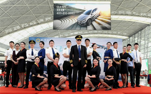 Một số phi công và tiếp viên của hãng hàng không Chengdu Airlines.<br>