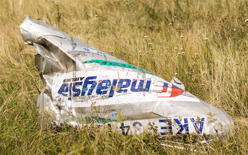 Một mảnh vỡ của chuyến bay MH17 ở miền Đông Ukraine ngày 22/7/2014 - Ảnh: Getty/Bloomberg.<br>