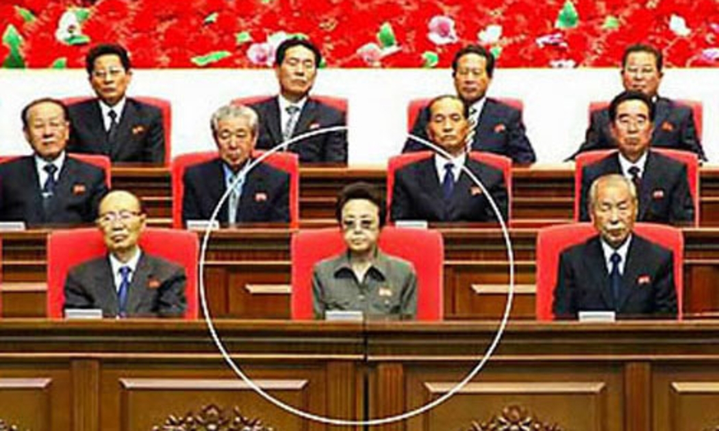 Tờ Telegraph của Anh đầu năm nay nhận định bà Kim Kyong Hui (người được khoanh tròn) là người phụ nữ quyền lực nhất ở Triều Tiên - Ảnh: News.