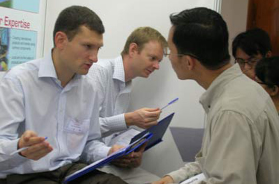 Ngày càng có nhiều người nước ngoài tới Việt Nam làm việc.