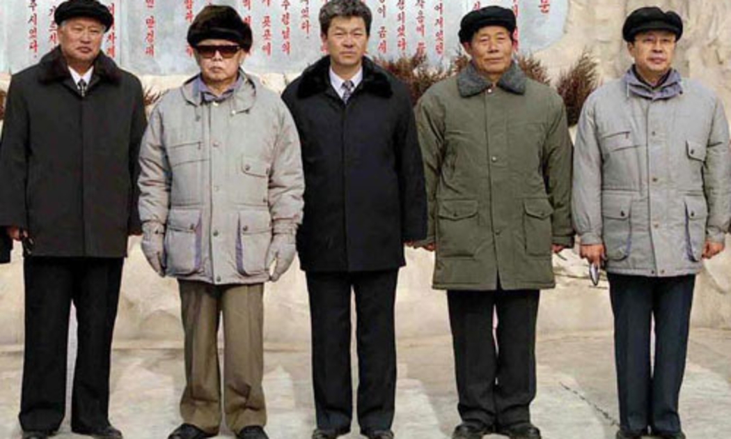 Ông Jang (ngoài cùng bên phải) trong một bức ảnh chụp chung với người anh vợ Kim Jong Il (thứ hai từ trái sang) - Ảnh: KCNA.