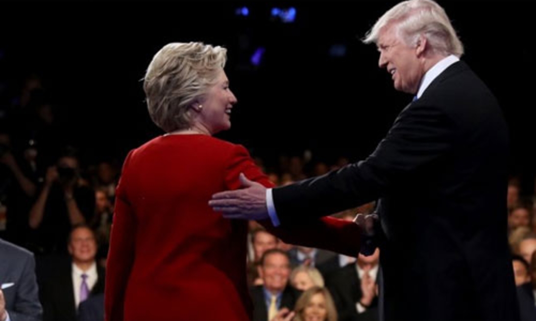 Hai ứng cử viên Tổng thống Mỹ Hillary Clinton (trái) và Donald Trump (phải) trong cuộc tranh luận đầu tiên - Ảnh: Business Insider.