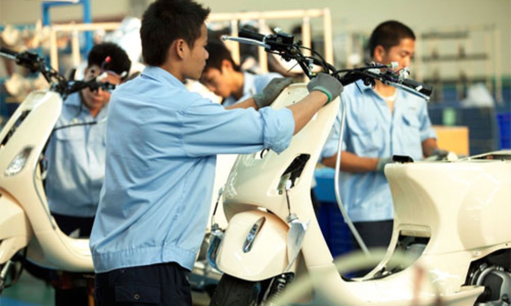 Công nhân làm việc trong một nhà máy lắp ráp xe máy ở Việt Nam.