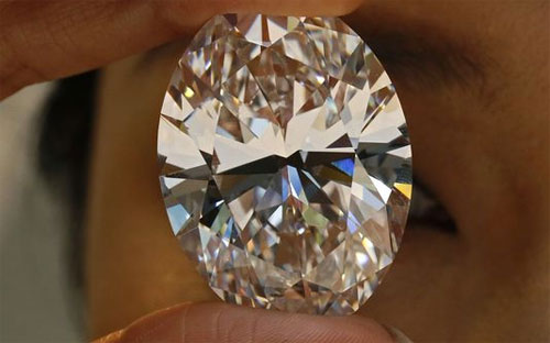 Mức giá mà viên kim cương đạt được thấp hơn mức 28-35 triệu USD mà Sotheby’s dự kiến trước buổi đấu giá - Ảnh: AP.<br>