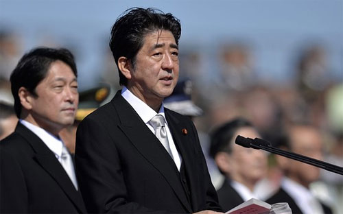 Thủ tướng Nhật Bản Shinzo Abe (phải) và Bộ trưởng Bộ Quốc phòng nước này  Itsunori Onodera (trái) trong chương trình duyệt binh thường niên diễn ra ngày 27/10 - Ảnh: EPA.<br>