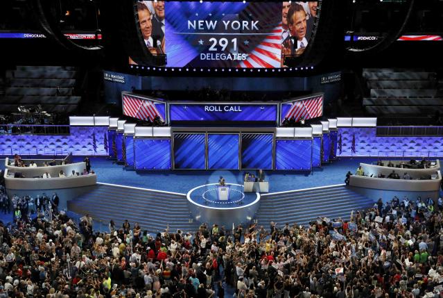 Đoàn đại biểu bang New York công bố số phiếu của đoàn trong cuộc bỏ phiếu bầu ứng cử viên Tổng thống đại diện cho Đảng Dân chủ ngày 26/7 - Ảnh: Reuters.<br>