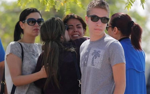 Thân nhân hành khách chuyến bay mất tích ngóng tin tại Sân bay Quốc tế Ai Cập ngày 19/5 - Ảnh: Reuters.<br>