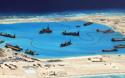 Hoạt động bồi đắp, xây dựng phi pháp của Trung Quốc trong khu vực quần đảo Trường Sa của Việt Nam - Ảnh: EPA.