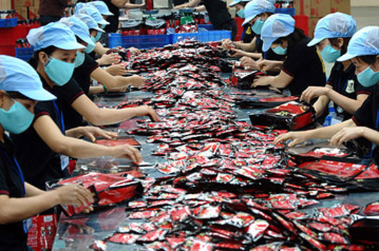 Công nhân chế biến cà phê trong nhà máy của Trung Nguyên - Ảnh: AFP/Getty.