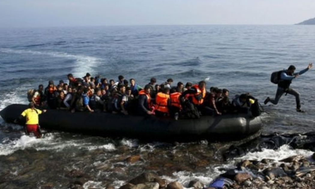 Một xuồng cao su chở người di cư cập bờ châu Âu - Ảnh: Reuters/BBC.