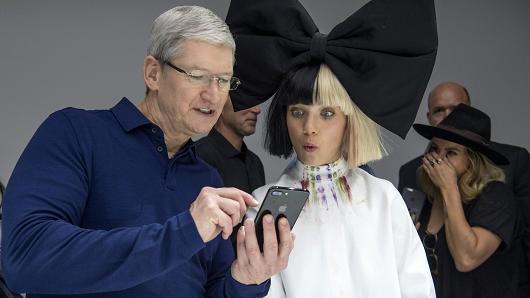 CEO Tim Cook của Apple giới thiệu chiếc iPhone 7 Plus với một vị khách là vũ công tại một sự kiện ở San Francisco năm 2016 - Ảnh: Bloomberg/CNBC.<br>