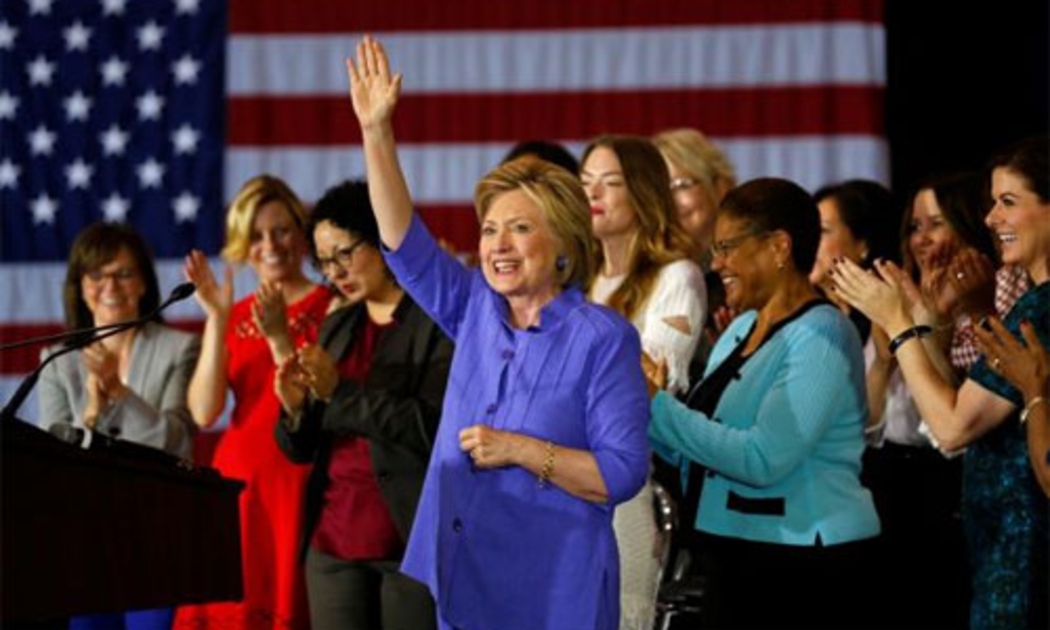 Ứng cử viên Tổng thống Mỹ Hillary Clinton trong một cuộc vận động tranh cử ở Culver City, California ngày 3/6 - Ảnh: Reuters.