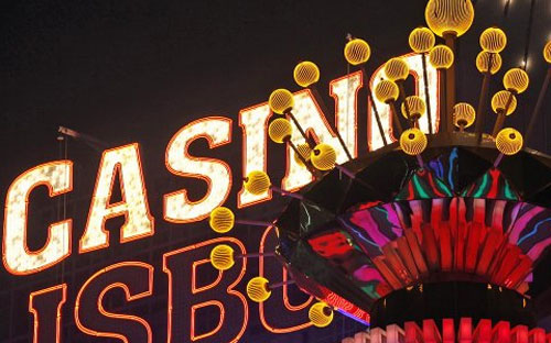 Tháng 10 vừa rồi, ngành sòng bạc ở Macau đạt mức doanh thu kỷ lục 4,57 tỷ USD, mà chủ yếu là từ khách đại lục - Ảnh: Reuters.<br>