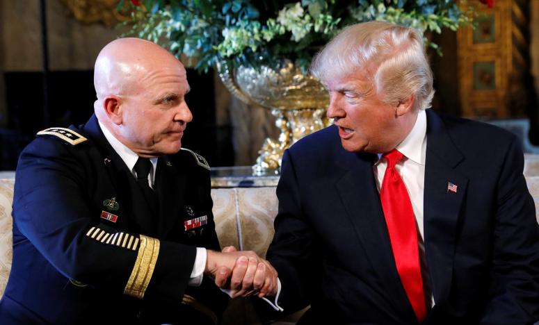 Tổng thống Mỹ Donald Trump (phải) và ông Herbert Raymond McMaster, người vừa được bổ nhiệm vào vị trí cố vấn an ninh quốc gia, tại khu nghỉ dưỡng Mar-a-Lago của ông Trump ở Florida ngày 20/2 - Ảnh: Reuters.<br>