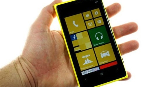 Lumia 920 vừa lên kệ đã “cháy hàng”