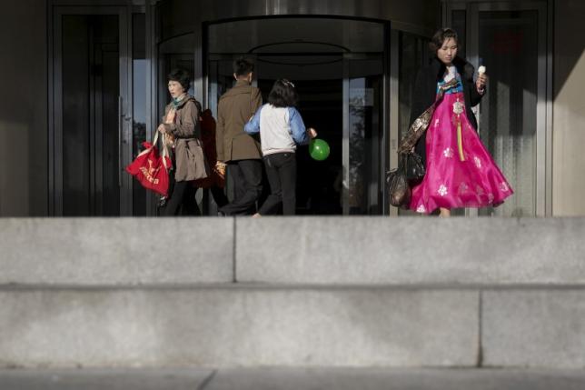 Người dân Triều Tiên tới bách hóa Pothonggang ở trung tâm Bình Nhưỡng tháng 11/2015 - Ảnh: Reuters.<br>