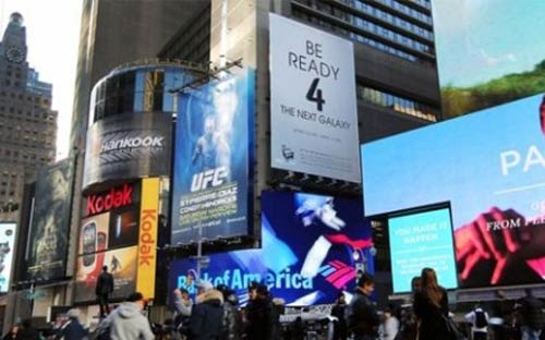 Panô quảng cáo ngày ra mắt chiếc Samsung Galaxy S4 - <i>Ảnh: The Tech.</i><br>