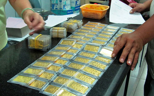 Trong 10 phiên đấu thầu vàng trở lại đây, phiên “ế ẩm” nhất cũng chỉ dư 
300 lượng vàng trên tổng số 26.000 lượng chào thầu, bất chấp giá sàn 
luôn cao hơn giá thị trường.