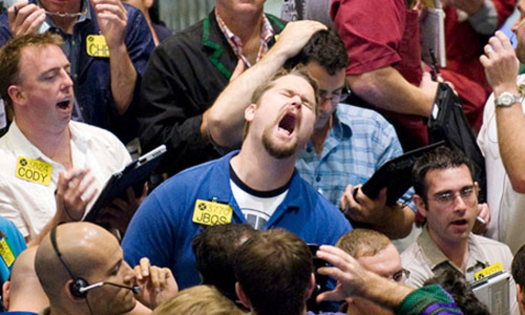 Các nhà giao dịch dầu lửa trên sàn NYMEX ở New York, Mỹ - Ảnh: AP.<br>