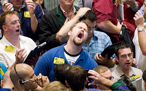 Các nhà giao dịch dầu lửa trên sàn NYMEX ở New York, Mỹ - Ảnh: AP.<br>