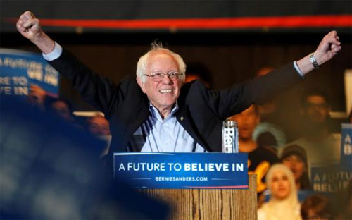 Ứng cử viên Tổng thống Mỹ Bernie Sanders trong một cuộc vận động tranh cử ở Sacramento, California ngày 9/5 - Ảnh: Reuters.<br>